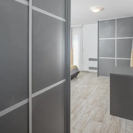 3 Bedroom Lovely In Holiday home Porec