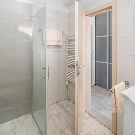 3 Bedroom Lovely In Πόρετς