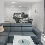 Сasa de vacaciones 3 Bedroom Lovely In