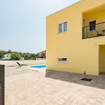 Сasa de vacaciones 3 Bedroom Lovely In