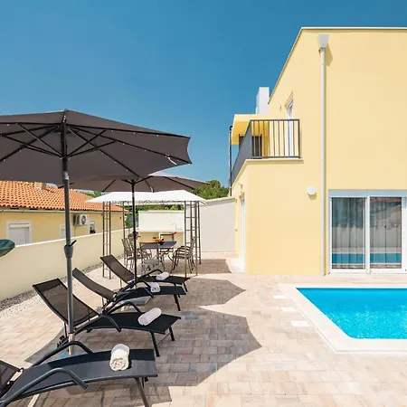 3 Bedroom Lovely In Semesterbostad Poreč