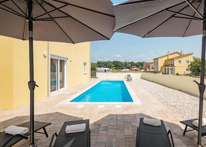 3 Bedroom Lovely In Пореч