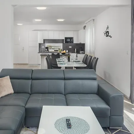 Vikendica 3 Bedroom Lovely In