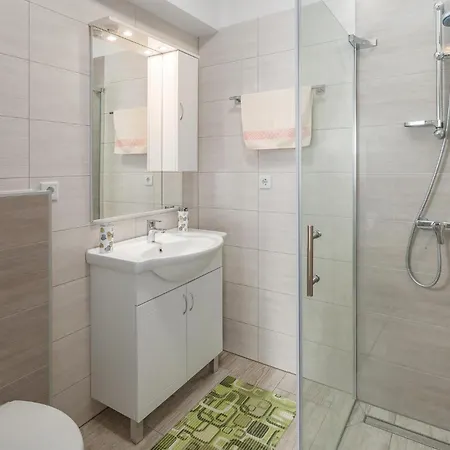 Vikendica 3 Bedroom Lovely In Porec