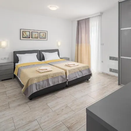 Vikendica 3 Bedroom Lovely In