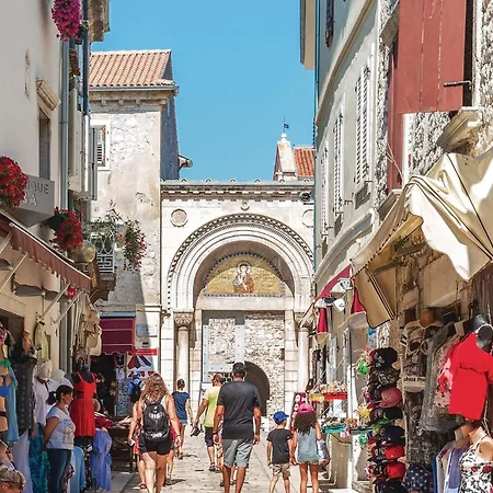 Vikendica 3 Bedroom Lovely In Porec